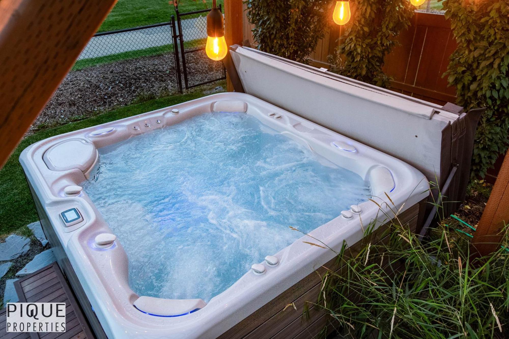 Stunning Suite-hot Tub-kingbed-fireplace-mins-yeg *