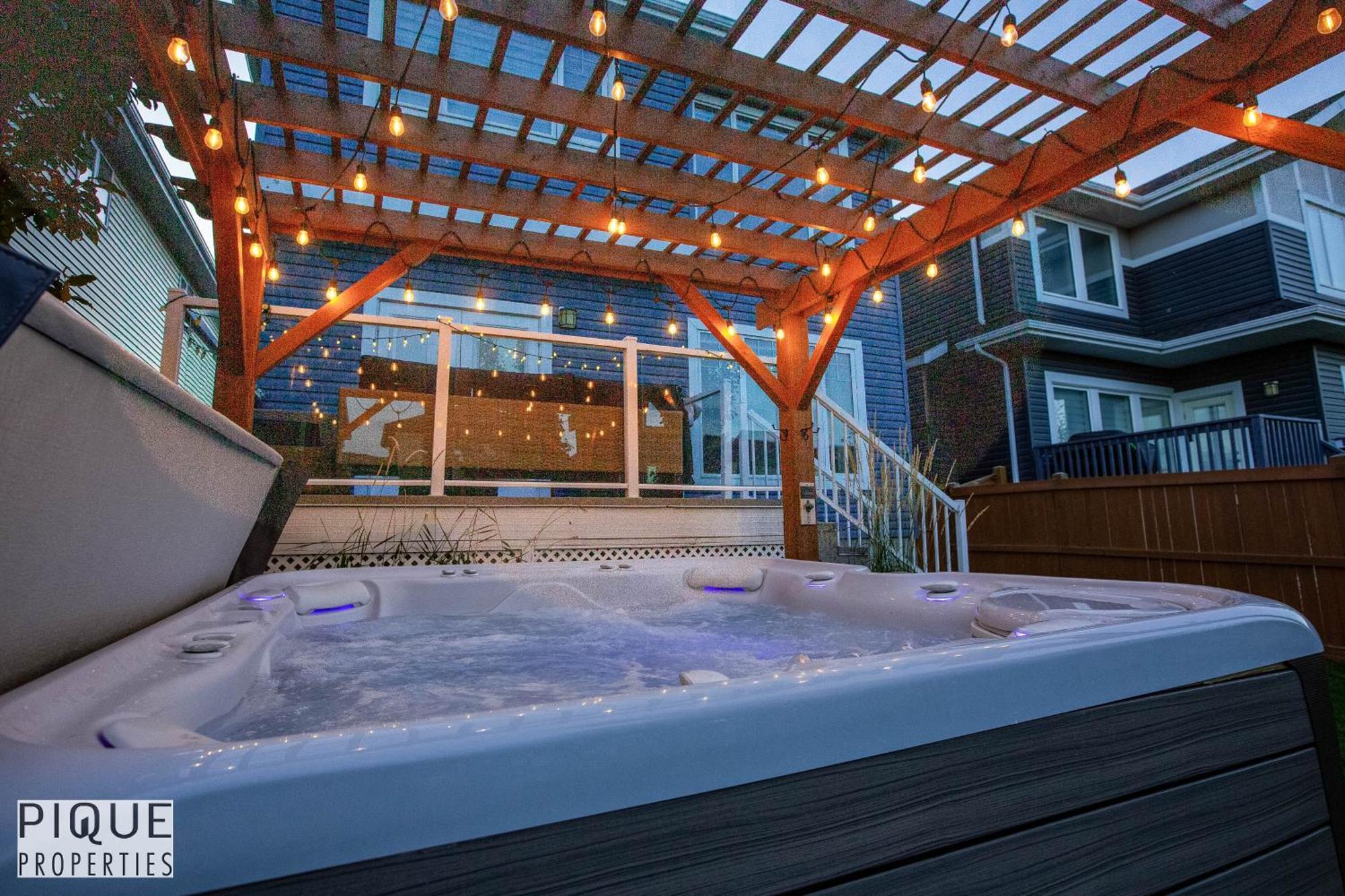 Stunning Suite-hot Tub-kingbed-fireplace-mins-yeg * Edmonton