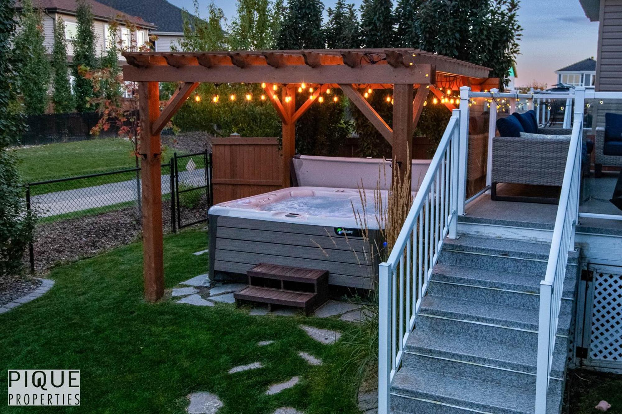 Stunning Suite-hot Tub-kingbed-fireplace-mins-yeg