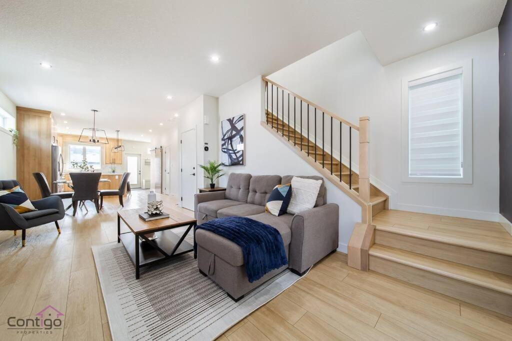 The Jasper, Ac, 4 Bd, Sleeps 8, Near Dt & Wem!