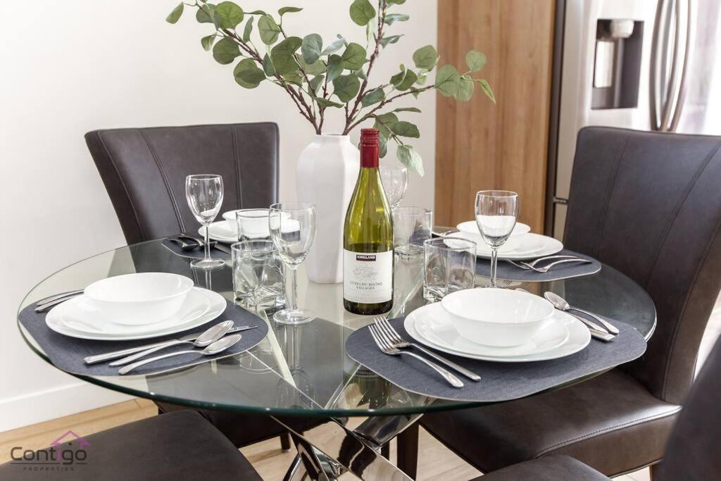 The Jasper, Ac, 4 Bd, Sleeps 8, Near Dt & Wem!