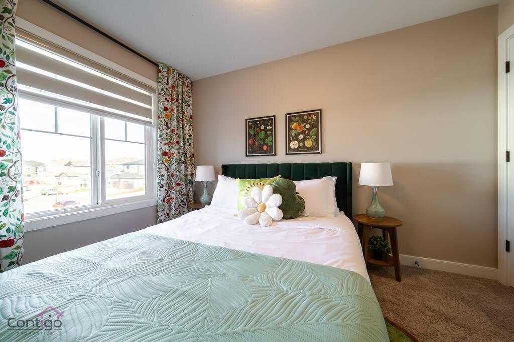 The Luxe, King Bed, Sleeps 8, Near Yeg Airport! Holiday home