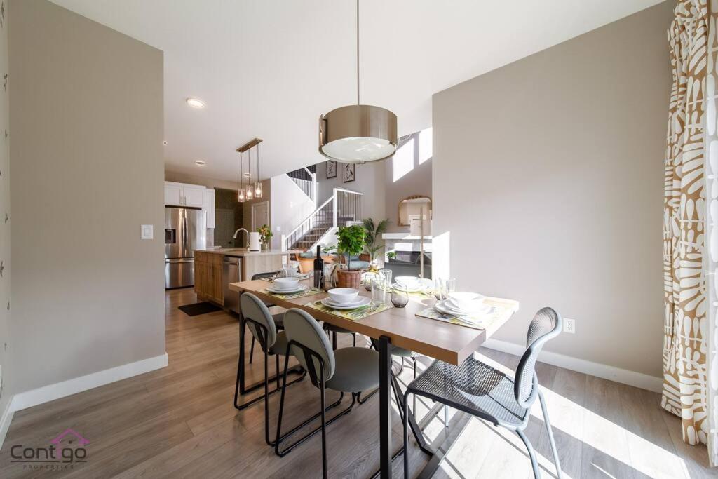 The Luxe, King Bed, Sleeps 8, Near Yeg Airport! Edmonton