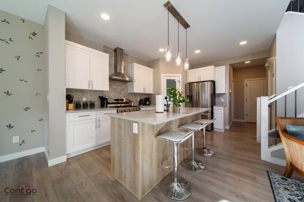 The Luxe, King Bed, Sleeps 8, Near Yeg Airport! Holiday home
