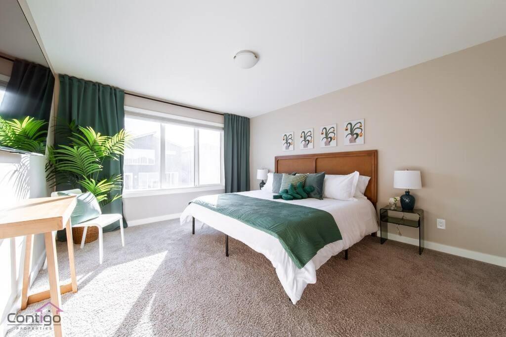 The Luxe, King Bed, Sleeps 8, Near Yeg Airport! Edmonton