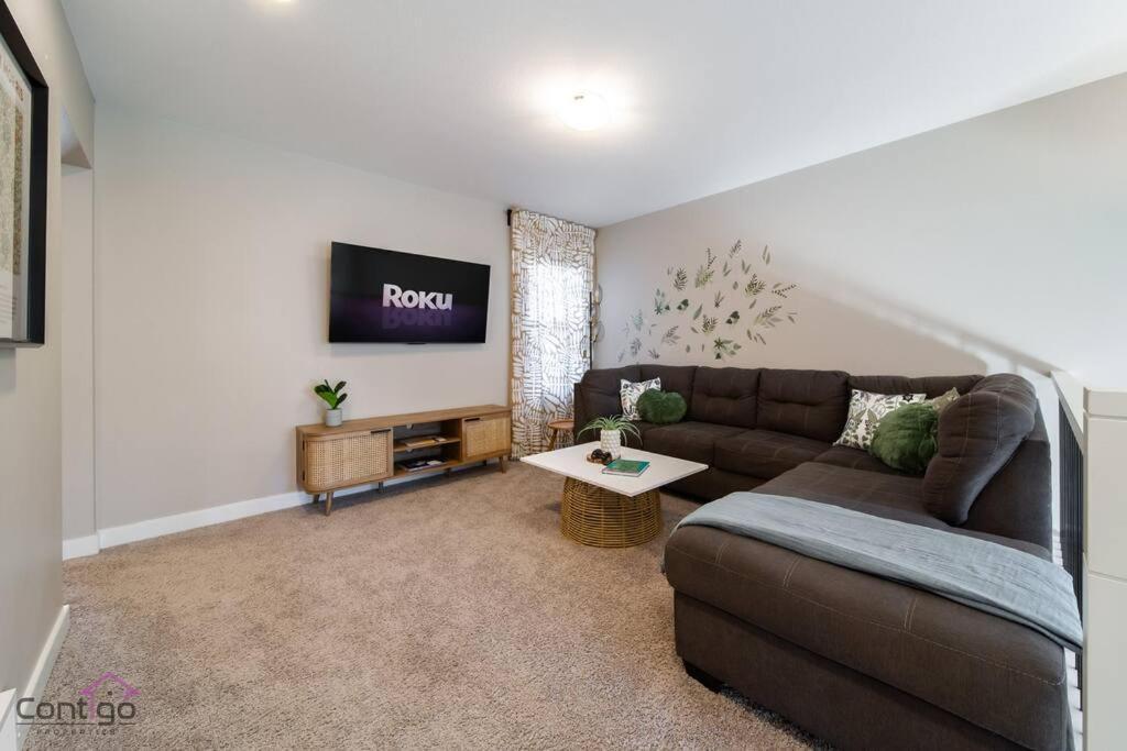The Luxe, King Bed, Sleeps 8, Near Yeg Airport! Edmonton
