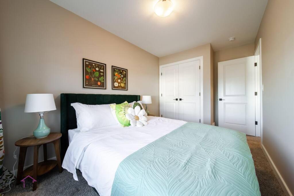 The Luxe, King Bed, Sleeps 8, Near Yeg Airport! Holiday home *