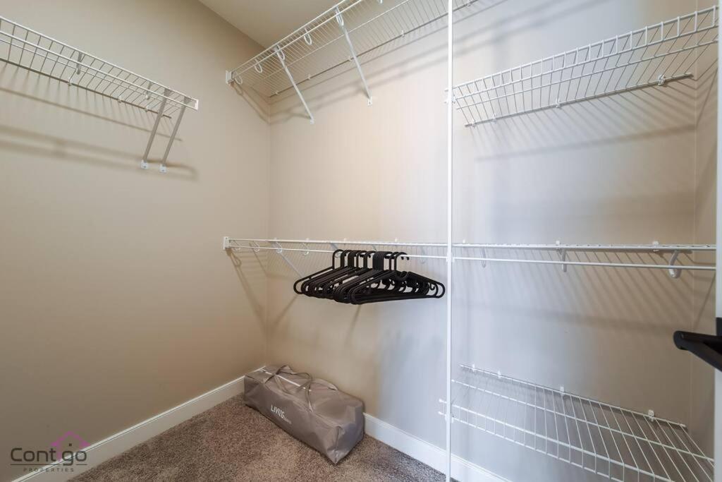Holiday home The Luxe, King Bed, Sleeps 8, Near Yeg Airport! Edmonton