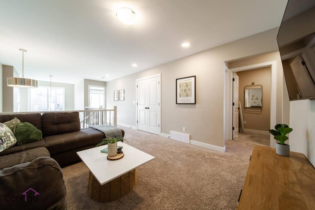 The Luxe, King Bed, Sleeps 8, Near Yeg Airport! *