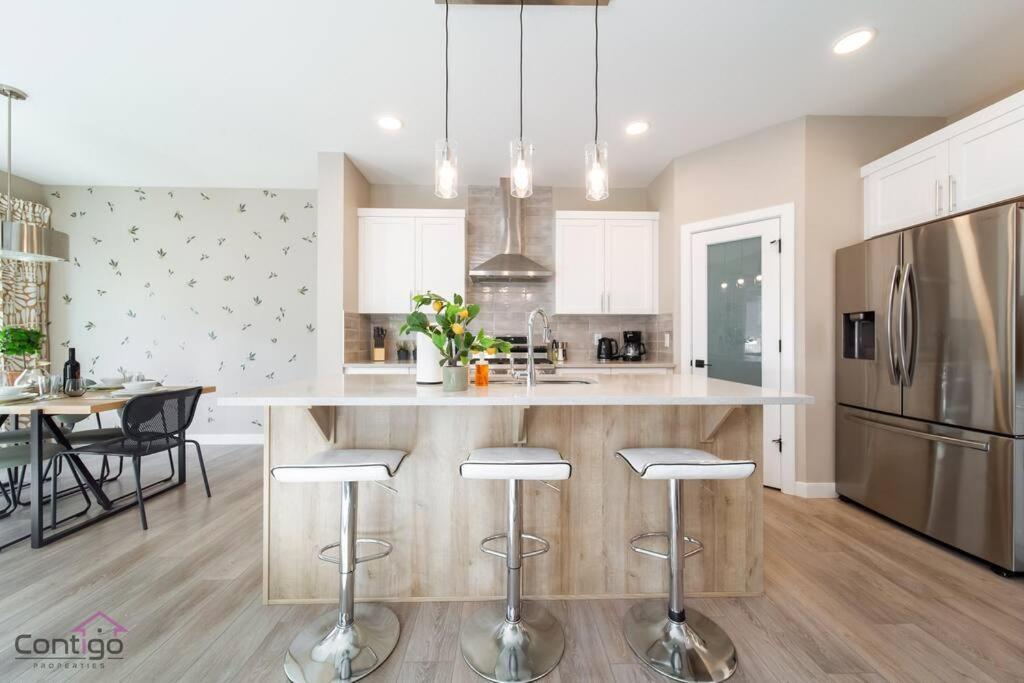 The Luxe, King Bed, Sleeps 8, Near Yeg Airport! Holiday home Edmonton