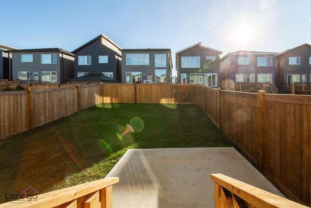 The Luxe, King Bed, Sleeps 8, Near Yeg Airport! Holiday home *