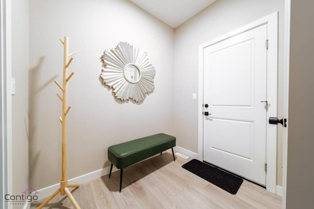 The Luxe, King Bed, Sleeps 8, Near Yeg Airport! Edmonton