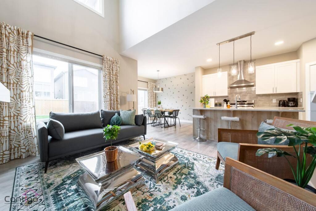 Holiday home The Luxe, King Bed, Sleeps 8, Near Yeg Airport!