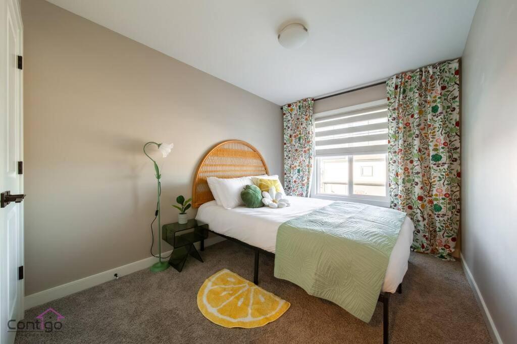 Holiday home The Luxe, King Bed, Sleeps 8, Near Yeg Airport!