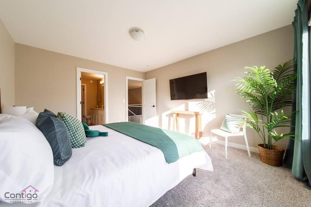 Holiday home The Luxe, King Bed, Sleeps 8, Near Yeg Airport!