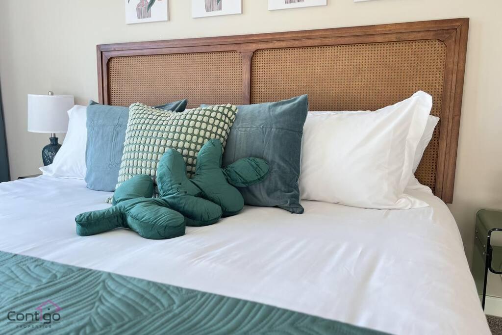 Holiday home The Luxe, King Bed, Sleeps 8, Near Yeg Airport! *