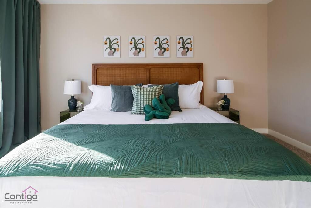 The Luxe, King Bed, Sleeps 8, Near Yeg Airport! *