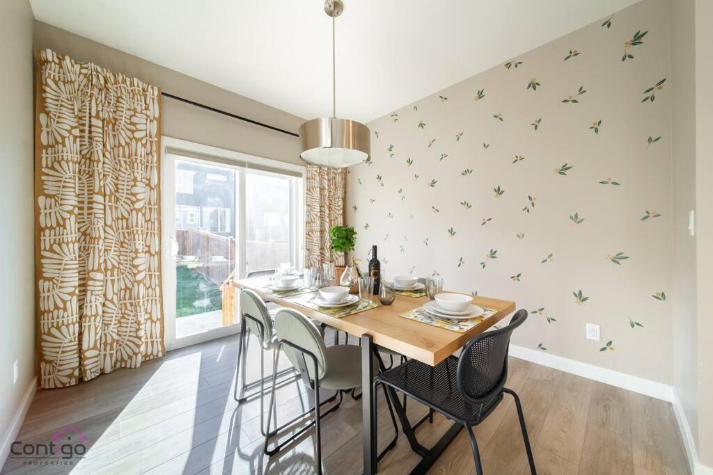 Holiday home The Luxe, King Bed, Sleeps 8, Near Yeg Airport!
