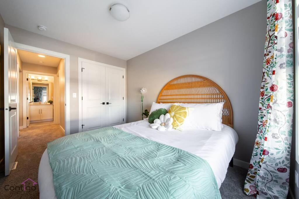 The Luxe, King Bed, Sleeps 8, Near Yeg Airport! Holiday home Edmonton