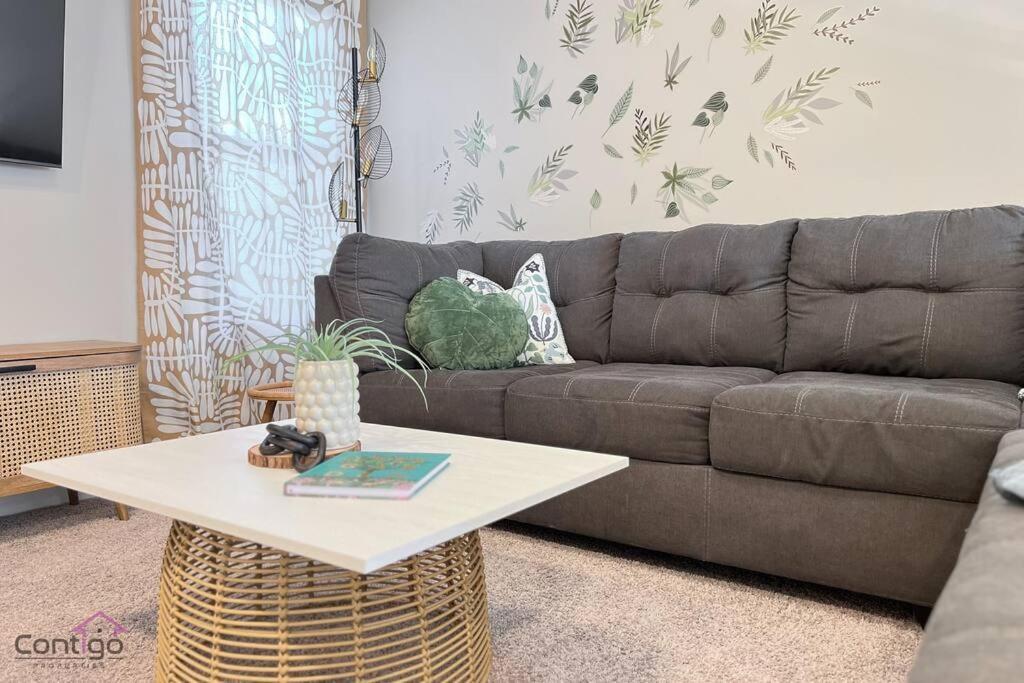 The Luxe, King Bed, Sleeps 8, Near Yeg Airport! Holiday home