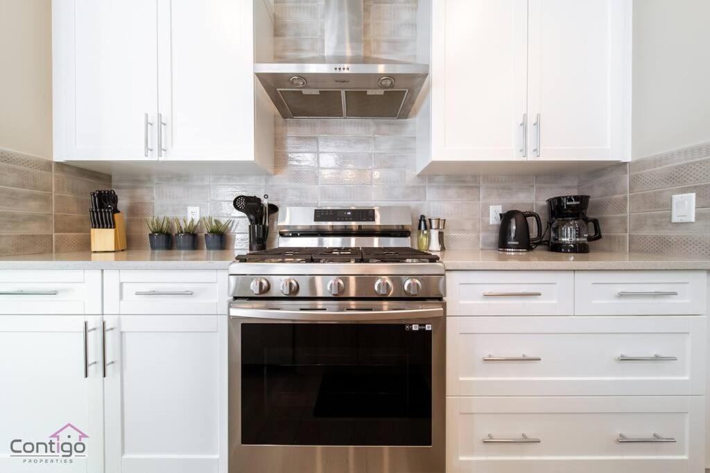 The Luxe, King Bed, Sleeps 8, Near Yeg Airport! Holiday home *