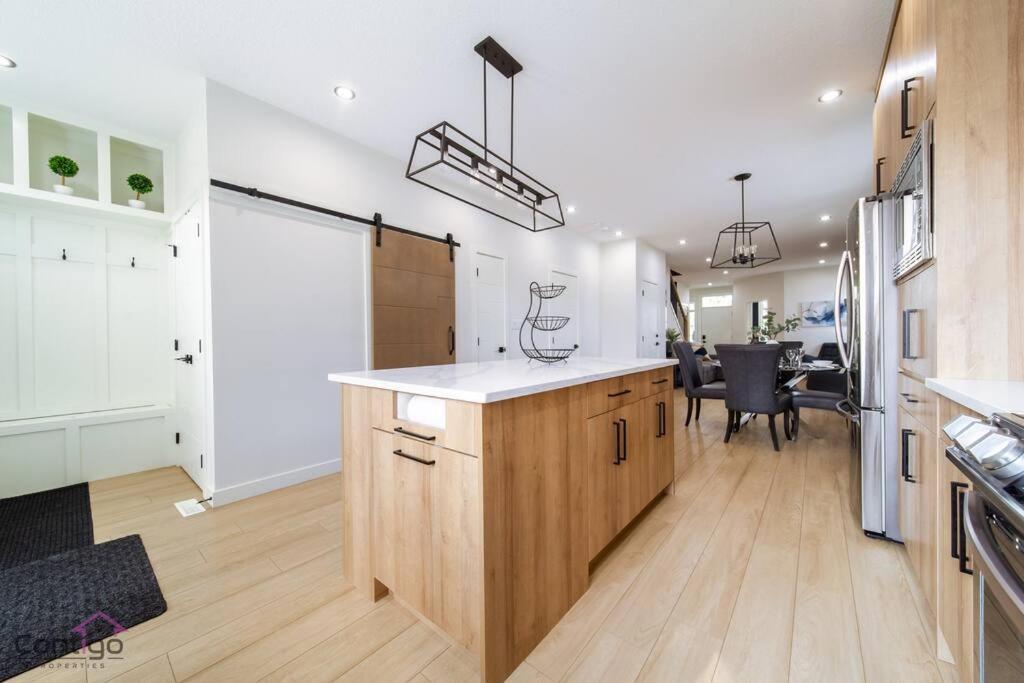 Holiday home Modern Retreat, Aircon, Backyard, Near Dt & Wem *