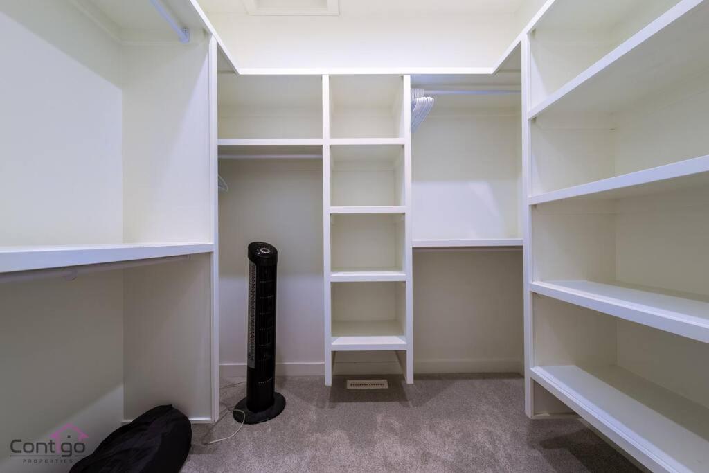 Holiday home Modern Retreat, Aircon, Backyard, Near Dt & Wem