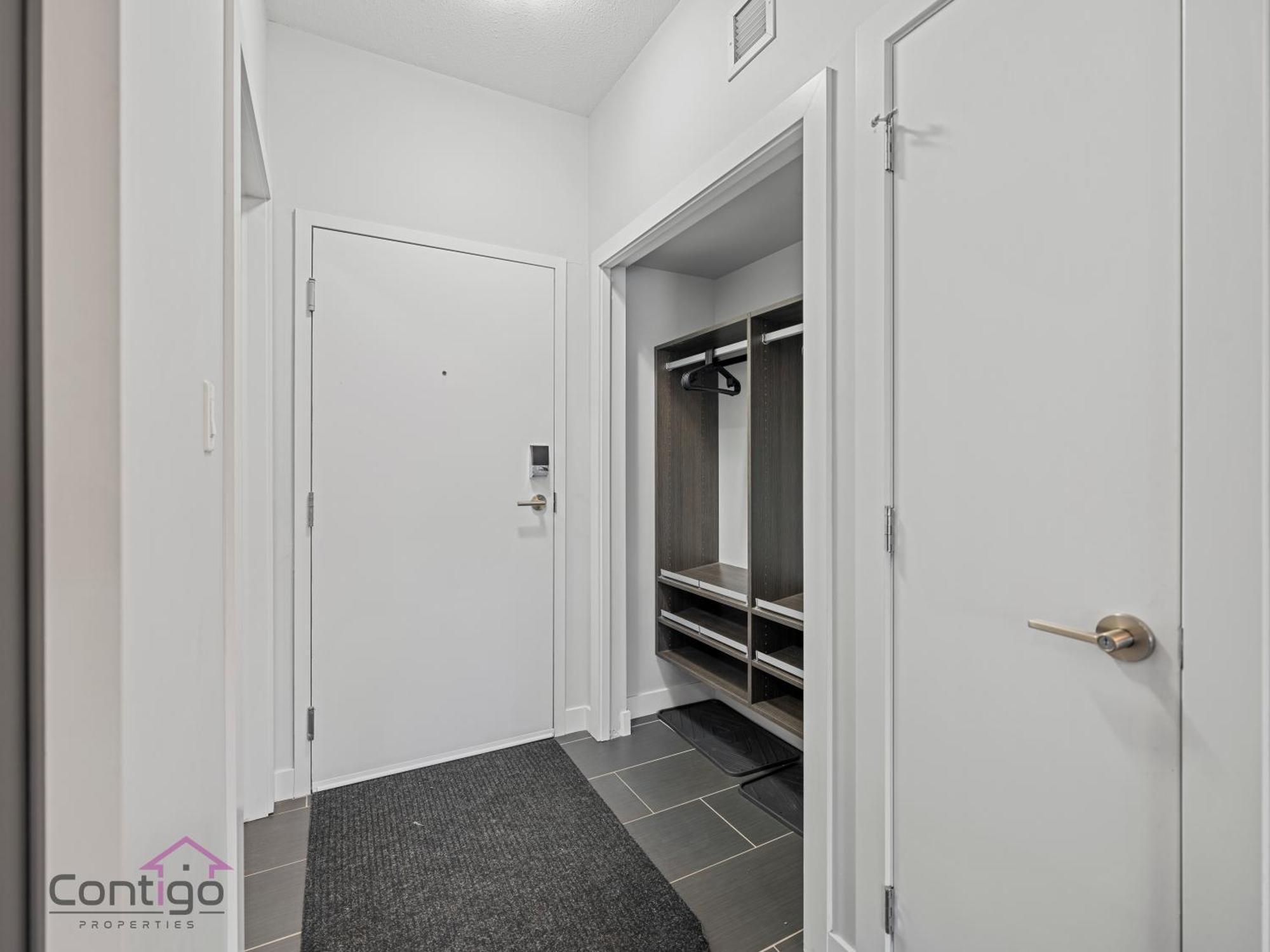 Apartment Loft, 2 Bd, Ug Parking, 5 Min To Rogers!