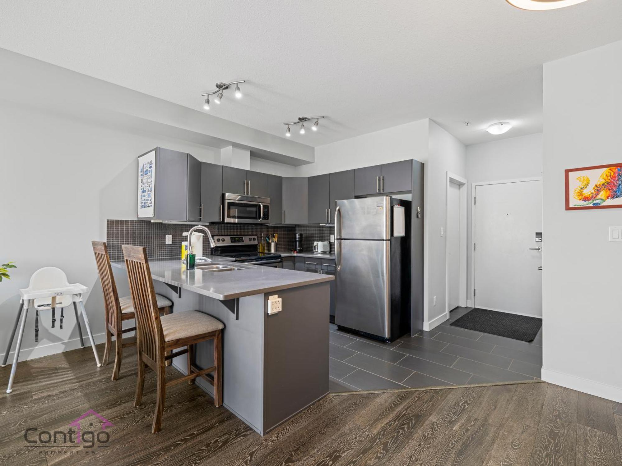 Apartment Loft, 2 Bd, Ug Parking, 5 Min To Rogers!