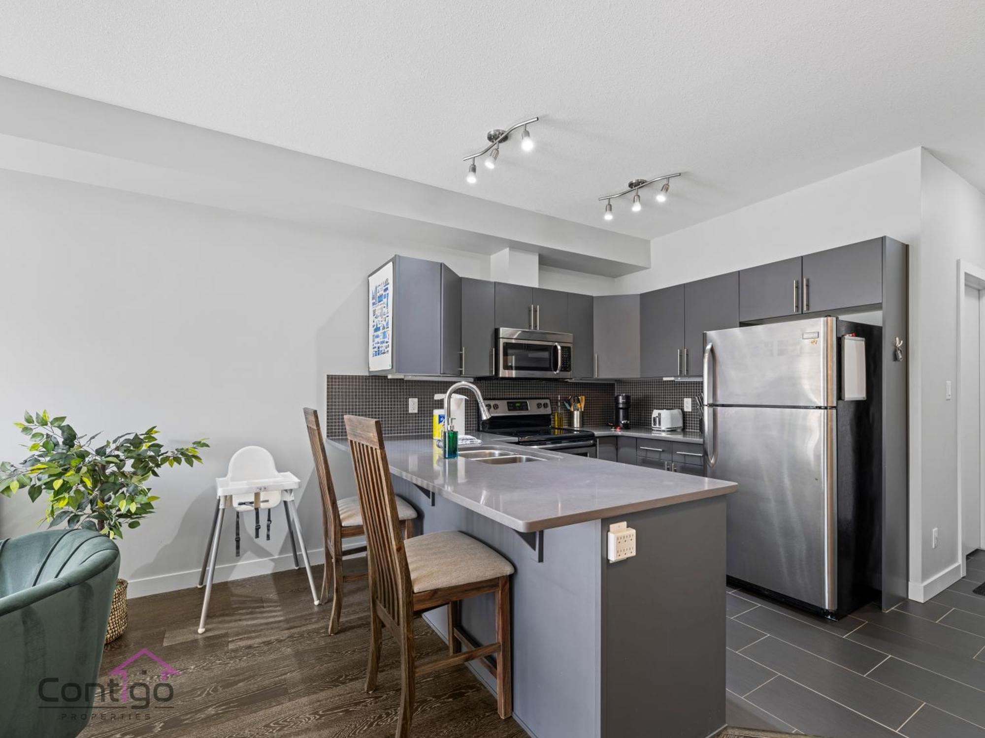 Loft, 2 Bd, Ug Parking, 5 Min To Rogers! Apartment