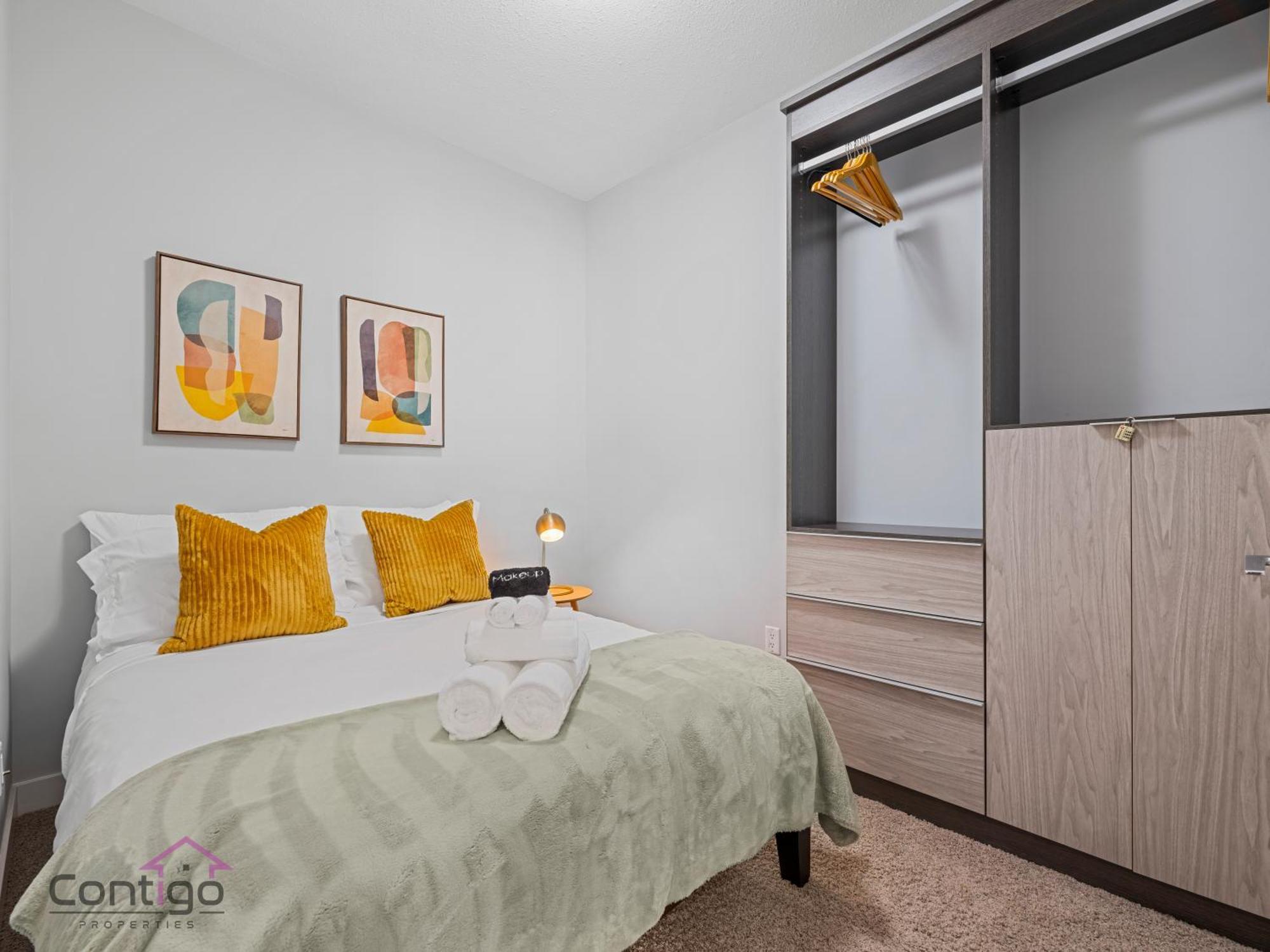 Apartment Loft, 2 Bd, Ug Parking, 5 Min To Rogers!