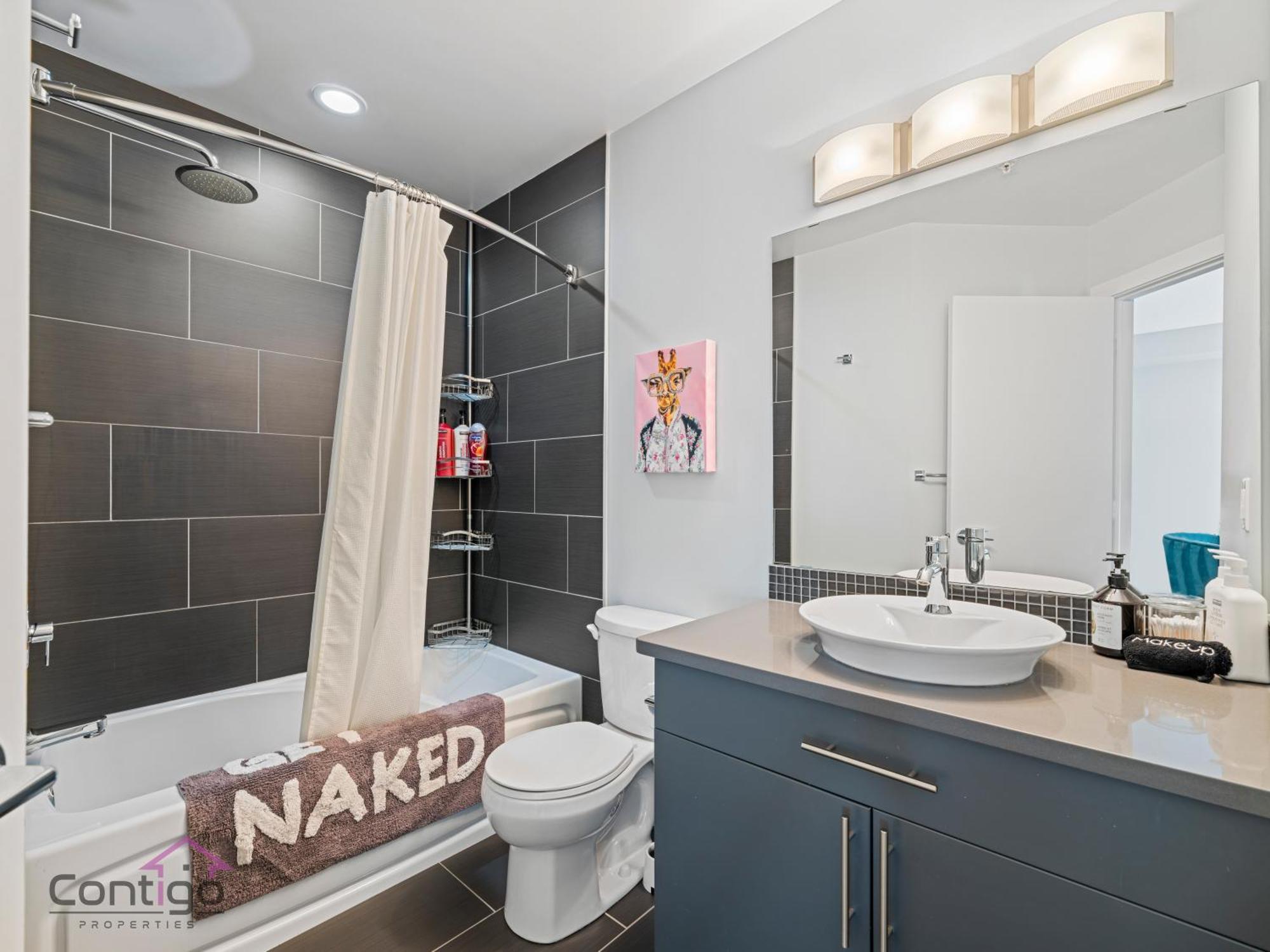 Apartment Loft, 2 Bd, Ug Parking, 5 Min To Rogers! *