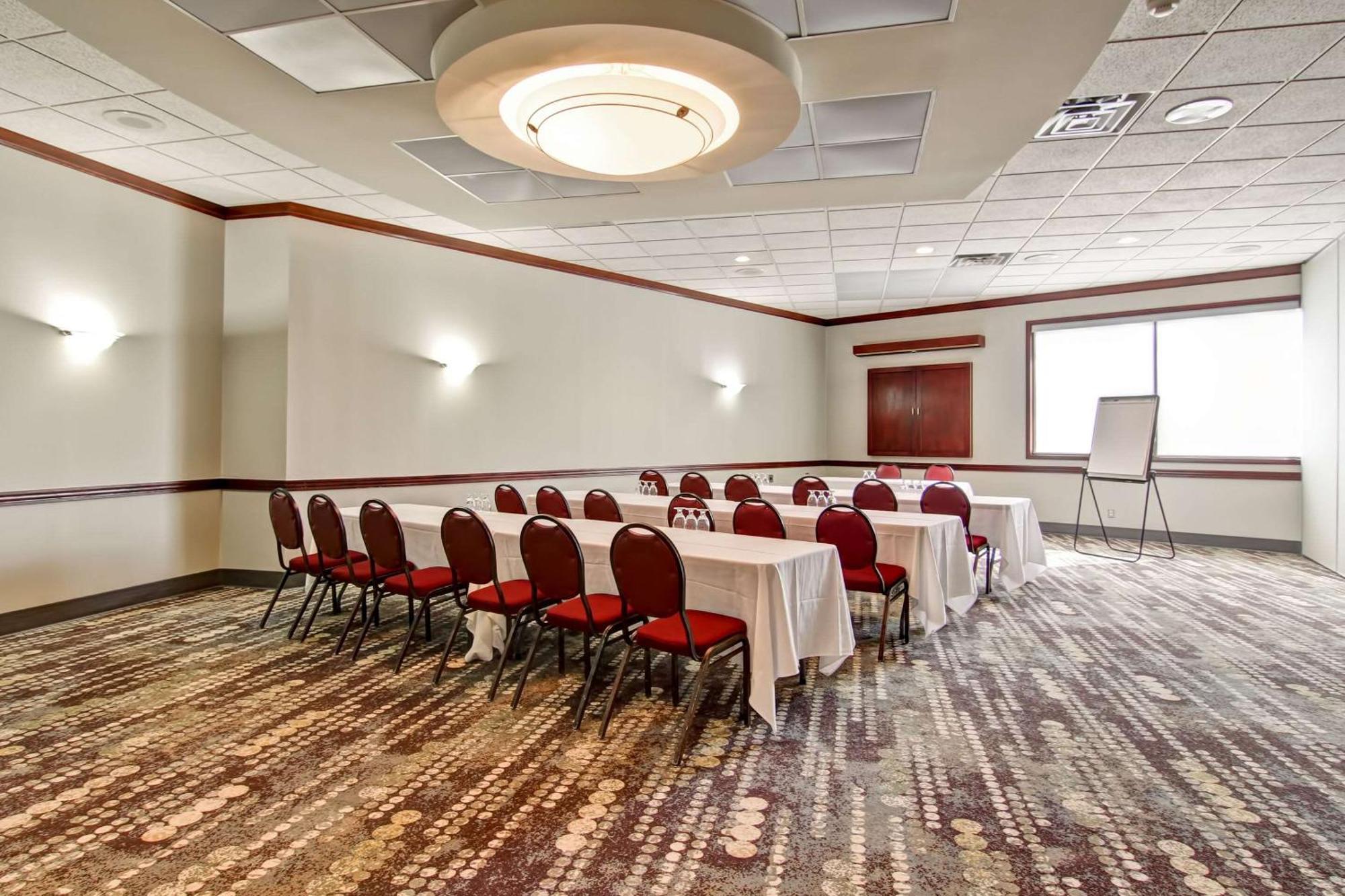 Hotel Radisson & Conference Centre 3*