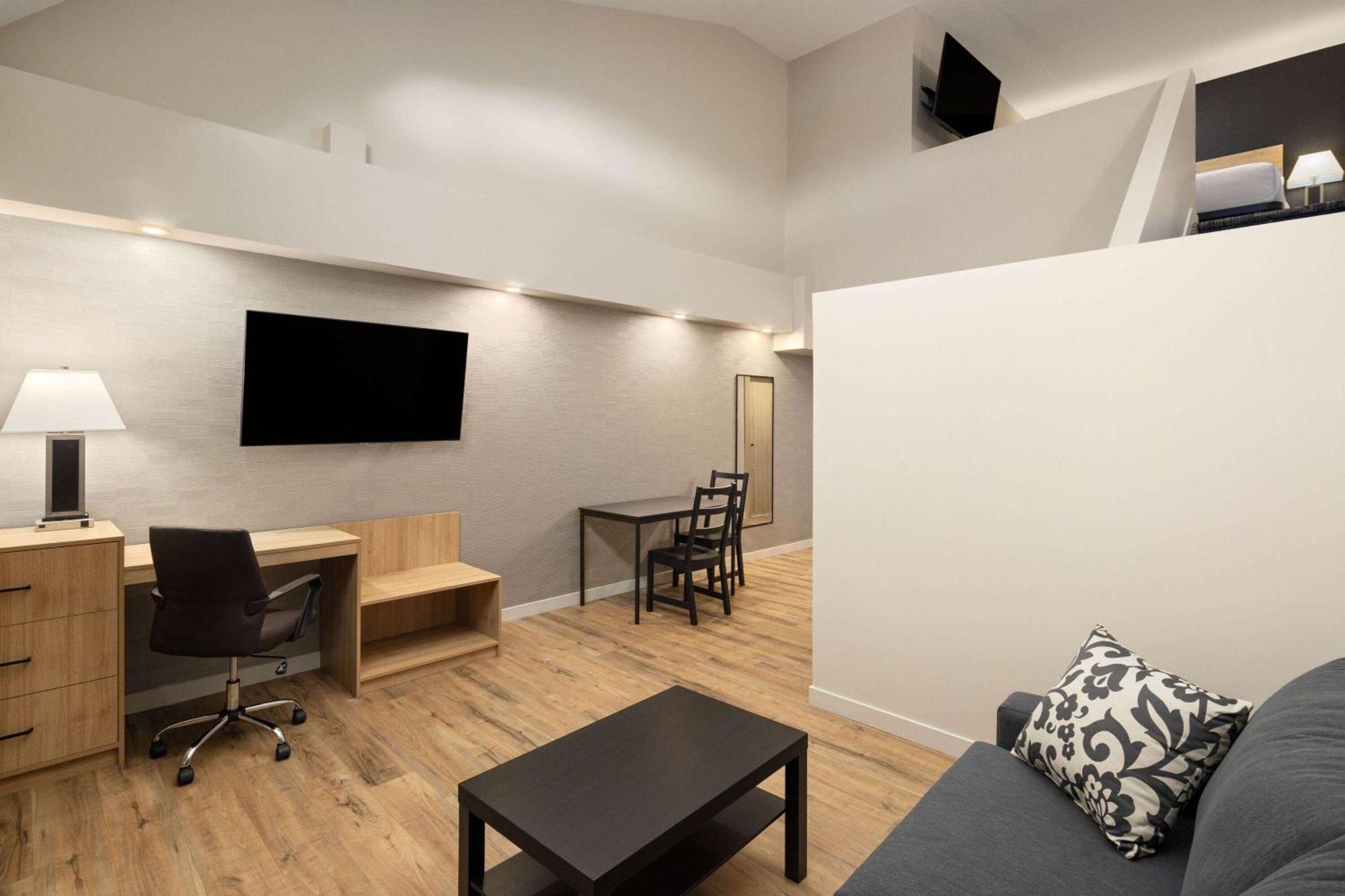 Baymont By Wyndham West Hotel