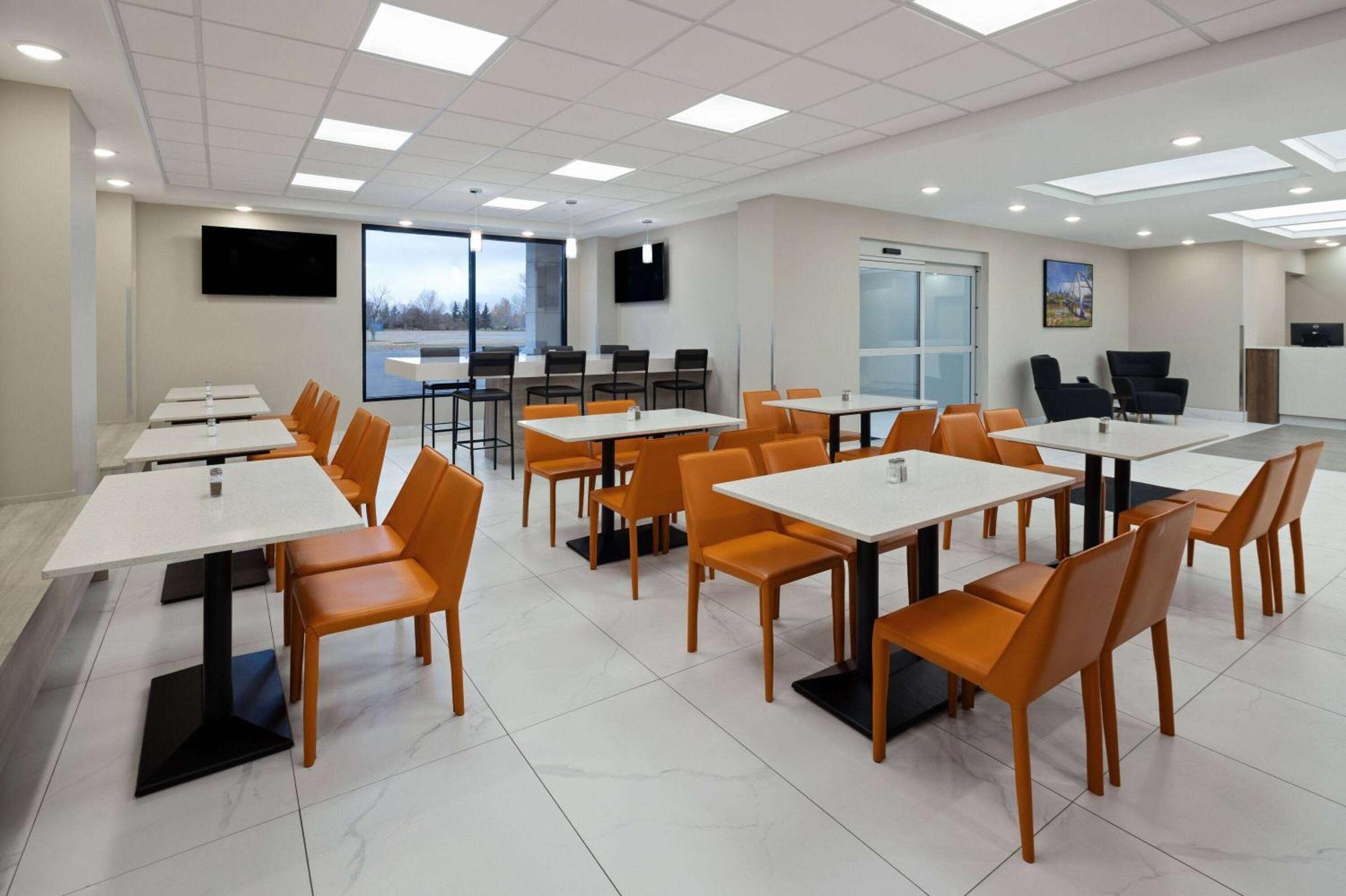 Baymont By Wyndham West Hotel Edmonton