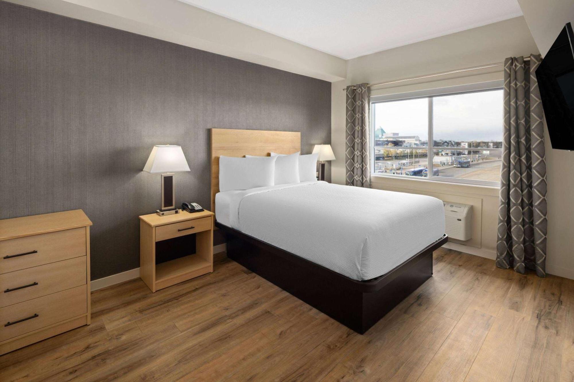 Baymont By Wyndham West *