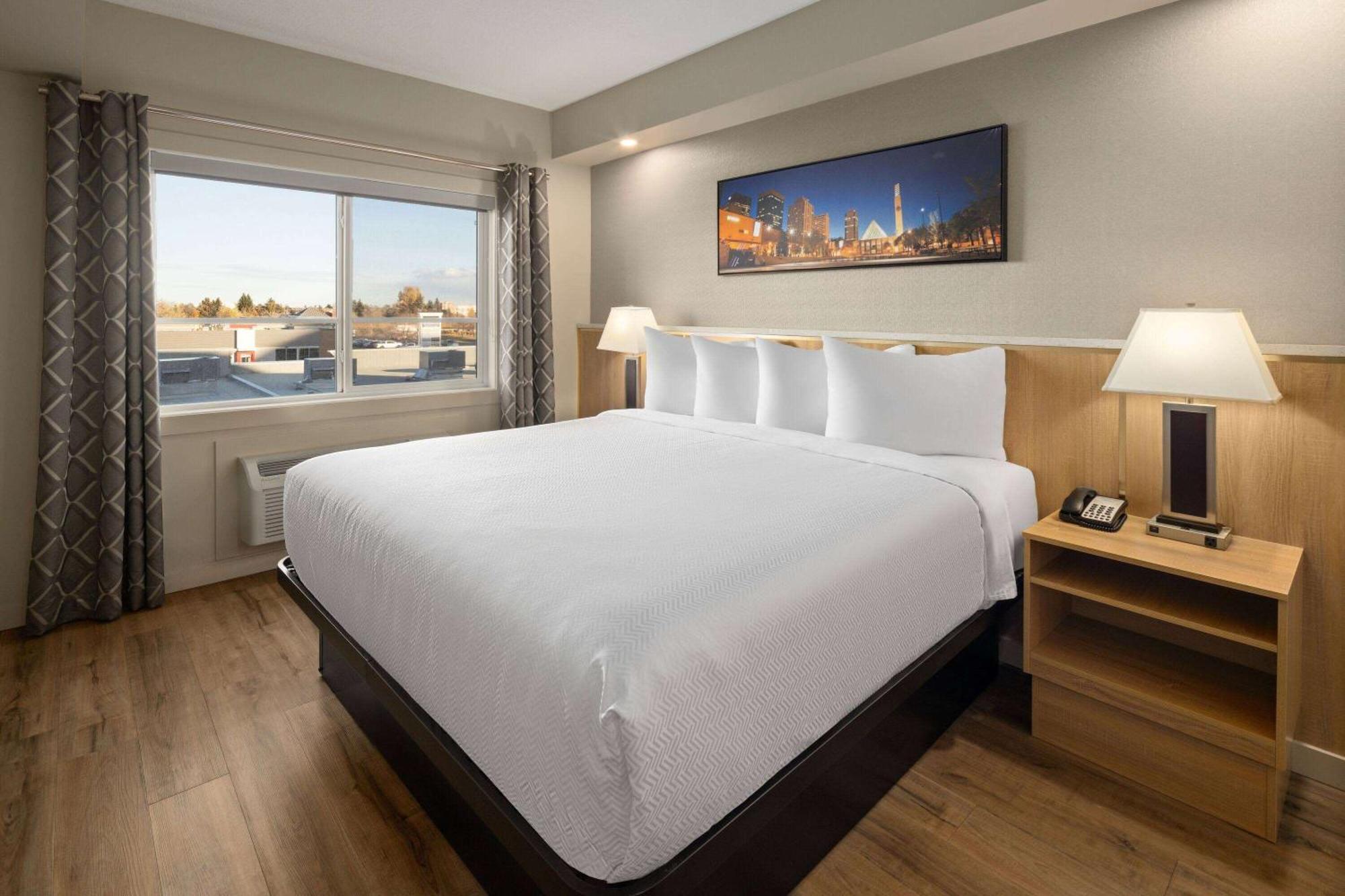 Baymont By Wyndham West Hotel Edmonton