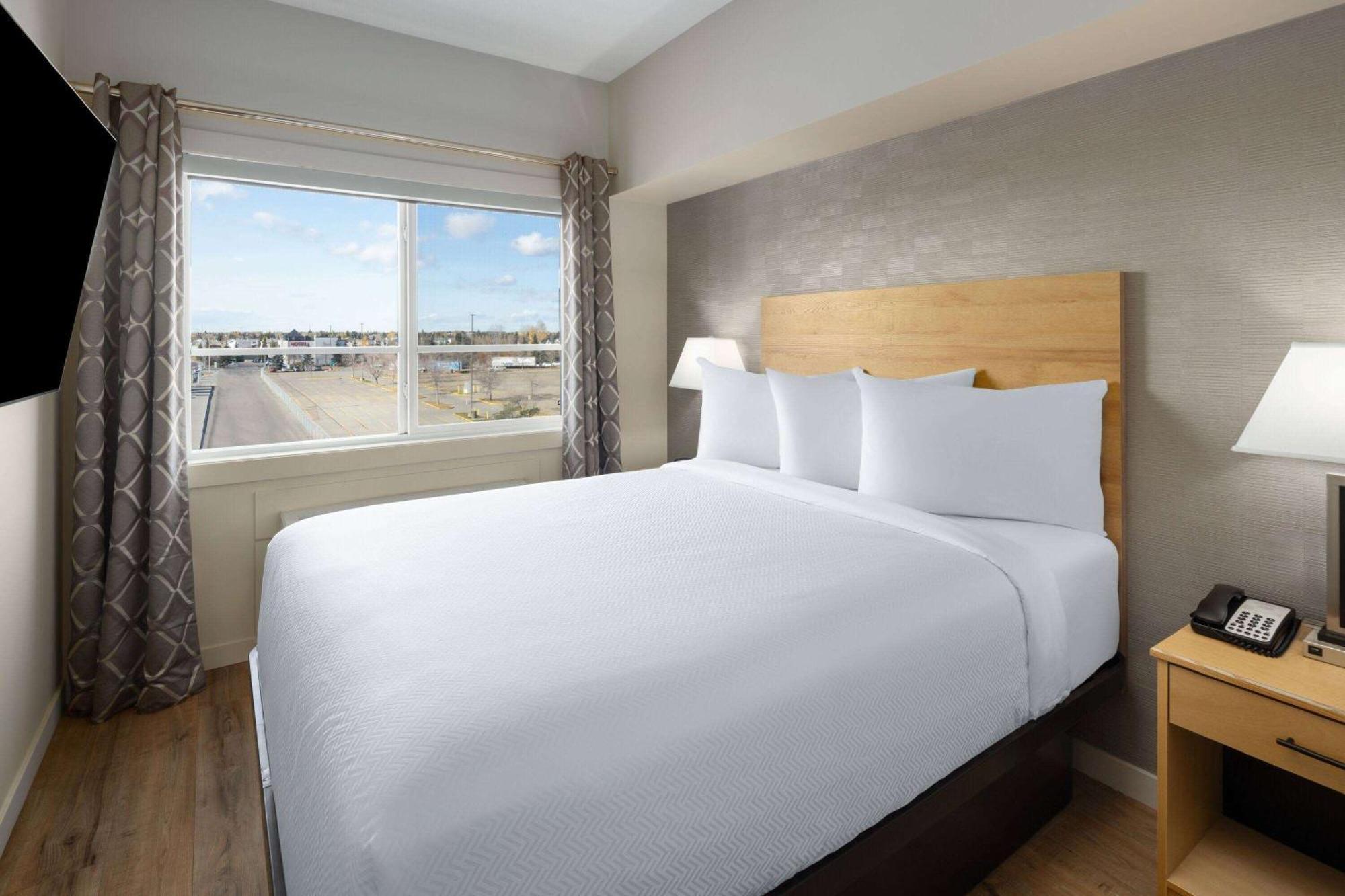 Baymont By Wyndham West * Edmonton