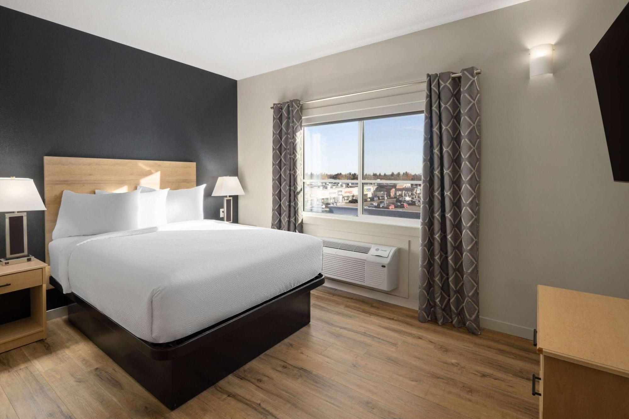 Baymont By Wyndham West