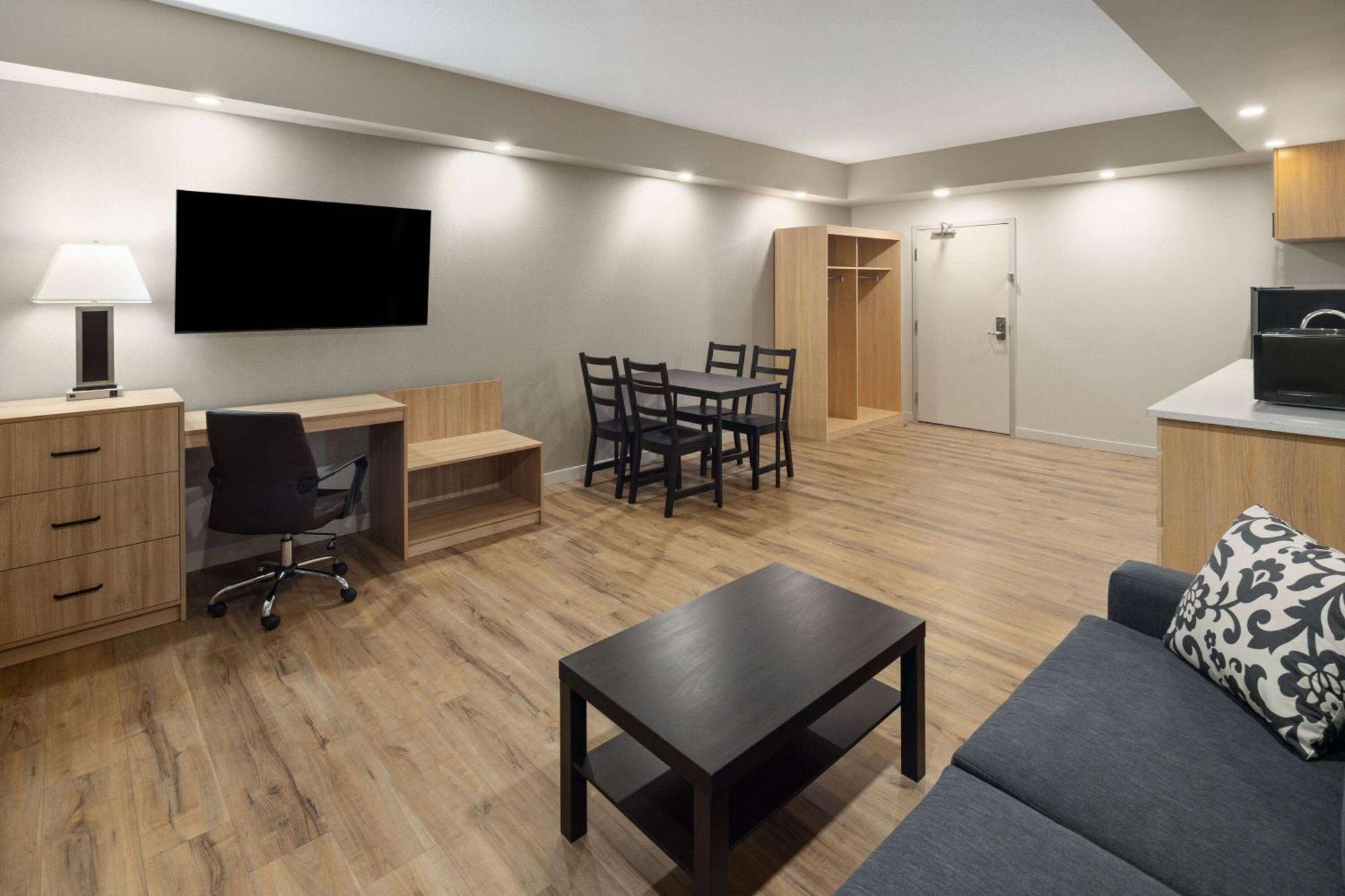 Baymont By Wyndham West Hotel *