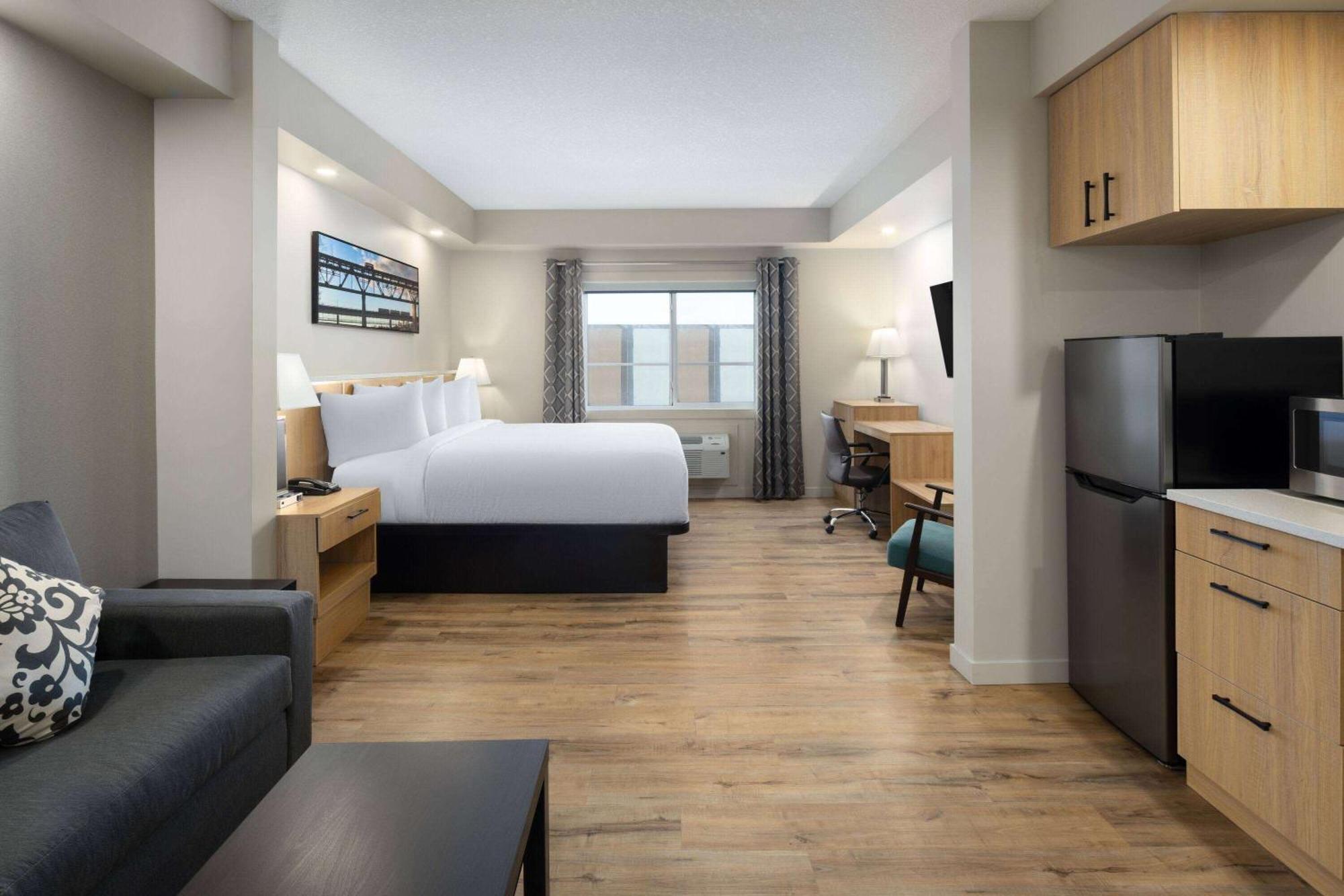 Baymont By Wyndham West Hotel *