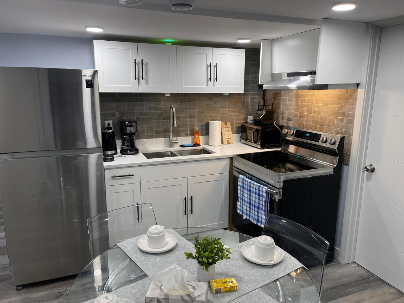 The Cozy Cove - Modern Private Basement With Comfort & Charm, Free Parking, Wifi, Netflix Close To Airport & 18 Minutes To West Mall Apartment *