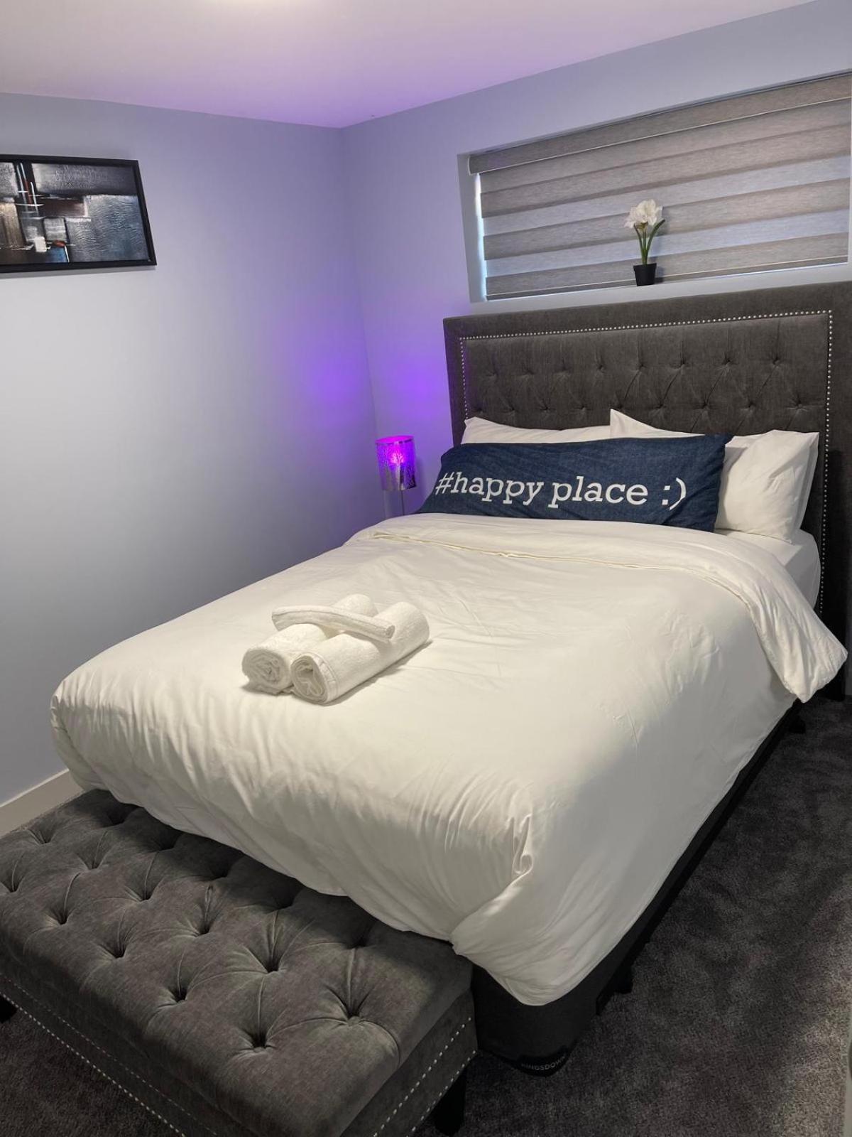 Apartment The Cozy Cove - Modern Private Basement With Comfort & Charm, Free Parking, Wifi, Netflix Close To Airport & 18 Minutes To West Mall *