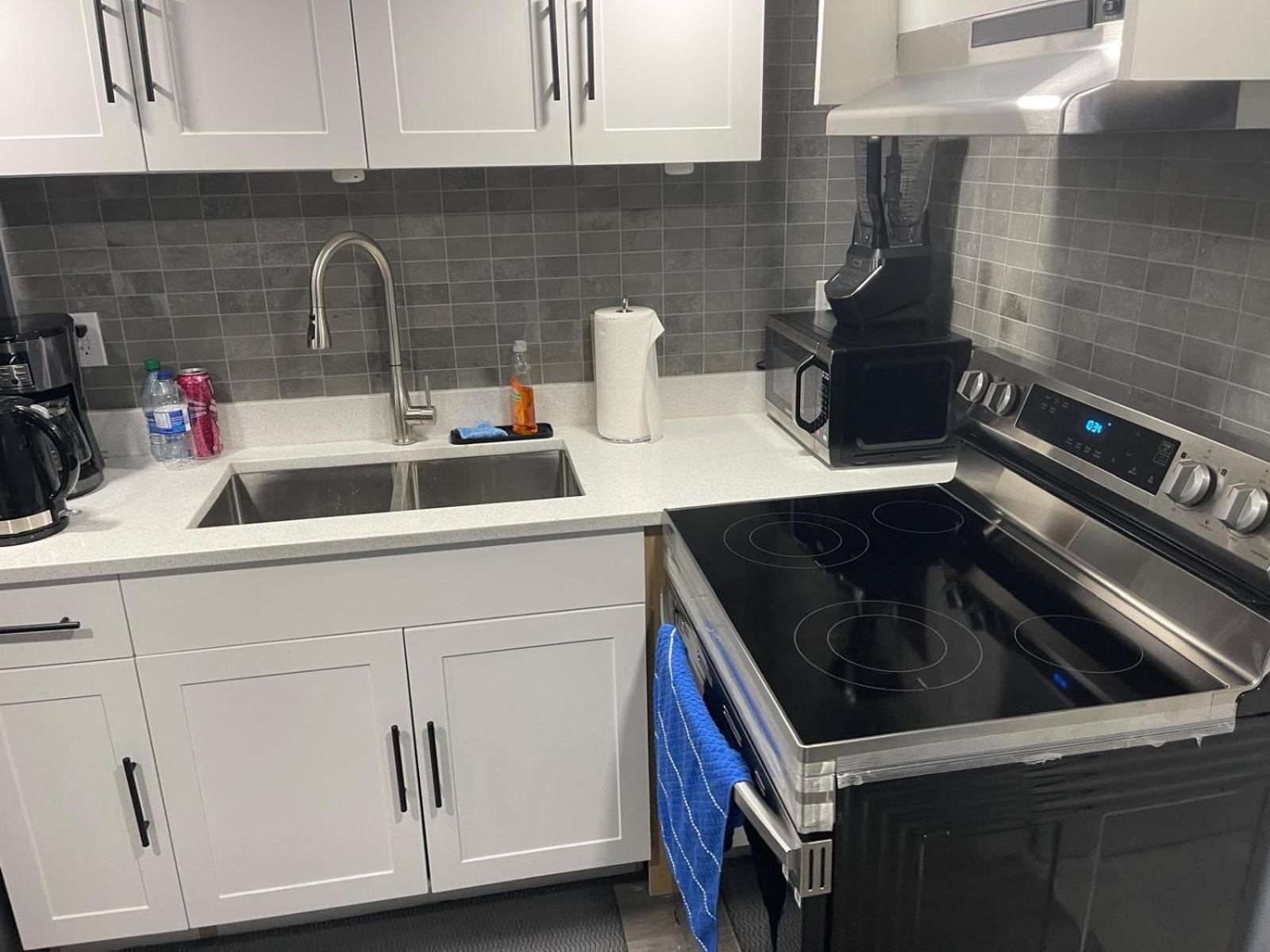 The Cozy Cove - Modern Private Basement With Comfort & Charm, Free Parking, Wifi, Netflix Close To Airport & 18 Minutes To West Mall Apartment