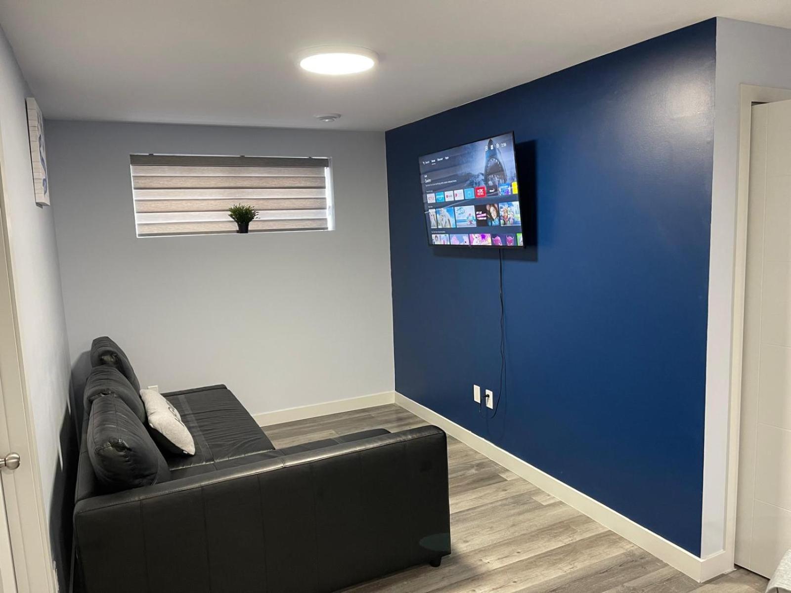 Apartment The Cozy Cove - Modern Private Basement With Comfort & Charm, Free Parking, Wifi, Netflix Close To Airport & 18 Minutes To West Mall *