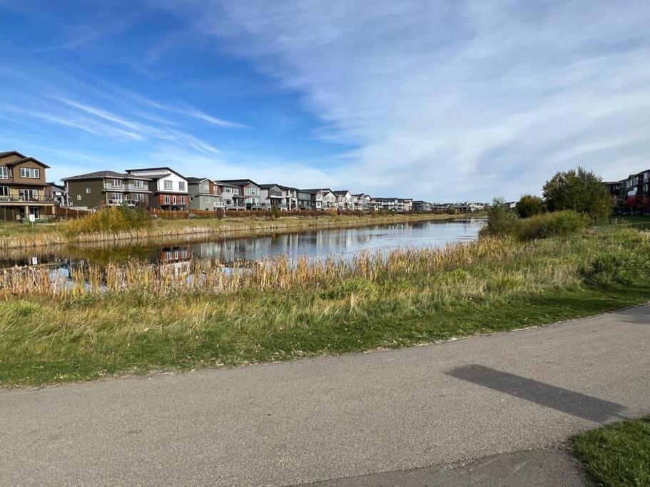 The Happy Place - Luxurious, Cozy And Modern With Air-condition, Netflix, Free Parking Close To Airport And West Mall Holiday home Edmonton