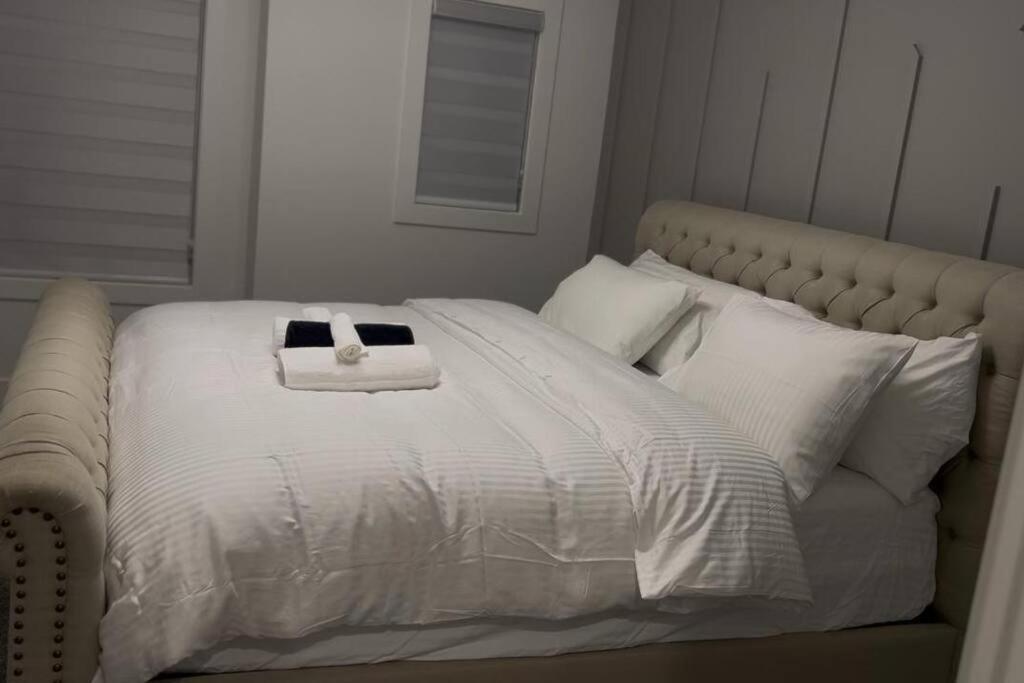 The Happy Place - Luxurious, Cozy And Modern With Air-condition, Netflix, Free Parking Close To Airport And West Mall Holiday home Edmonton