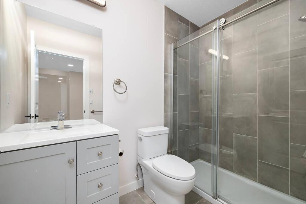 Holiday home The Happy Place - Luxurious, Cozy And Modern With Air-condition, Netflix, Free Parking Close To Airport And West Mall