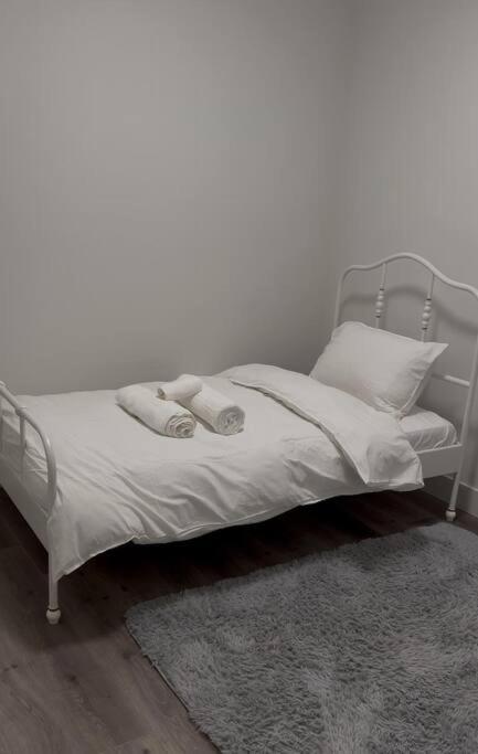 The Happy Place - Luxurious, Cozy And Modern With Air-condition, Netflix, Free Parking Close To Airport And West Mall Edmonton