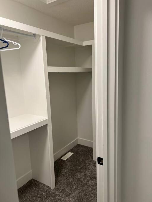 The Happy Place - Luxurious, Cozy And Modern With Air-condition, Netflix, Free Parking Close To Airport And West Mall Holiday home *
